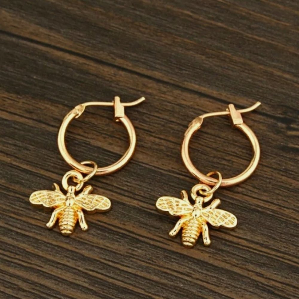 Brand New 18k Bee 🐝 beautiful Gold Stud Earrings - Picture 9 of 9